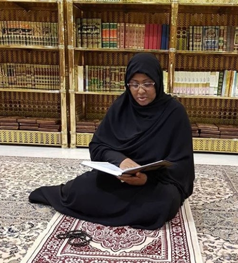 See How Aisha Buhari Prayed for Nigeria at the Prophet Moh'd Mosque in Saudi Arabia (Photo)