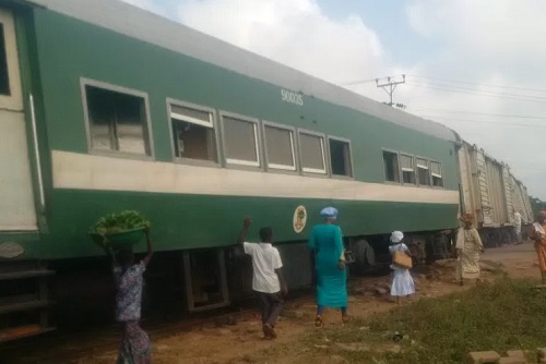 Train Derails, Stuck at Railway Crossing Along Abeokuta-Ibadan Road, Causing Traffic Jam