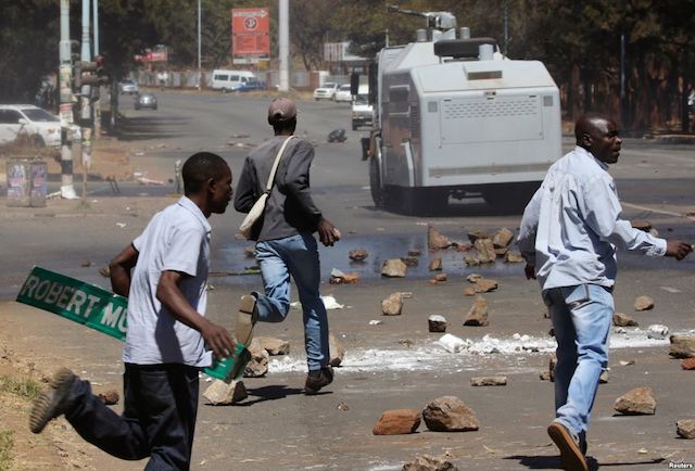 Massive Looting Witnessed in Zimbabwe Following Mugabe's Removal