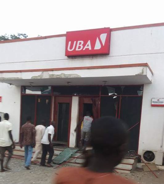 Commotion as Armed Robbers Attack UBA In Broad Daylight, Shoot 2 Police Officers and Banker