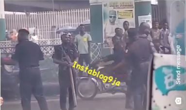 Shocking Video Of Nigerian Soldier And Police Officer Exchanging Heavy Blows In Broad Daylight