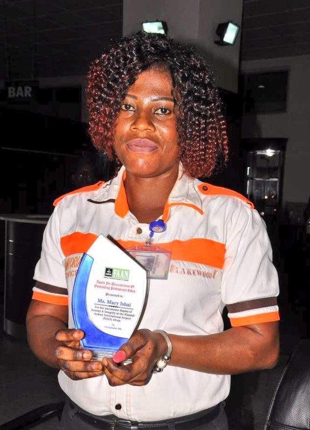 Aisha Buhari Honours Airport Cleaner Who Returned Thousands Of Dollars She Found While Cleaning