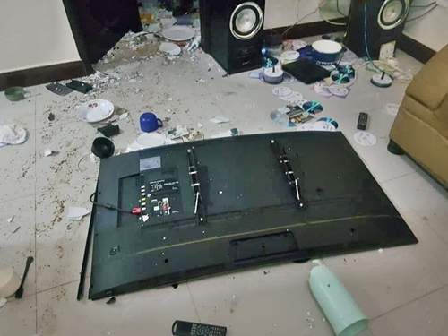 Jealous Girlfriend Destroys Boyfriend's Properties After Seeing N*de Photos On His Phone (Photos)