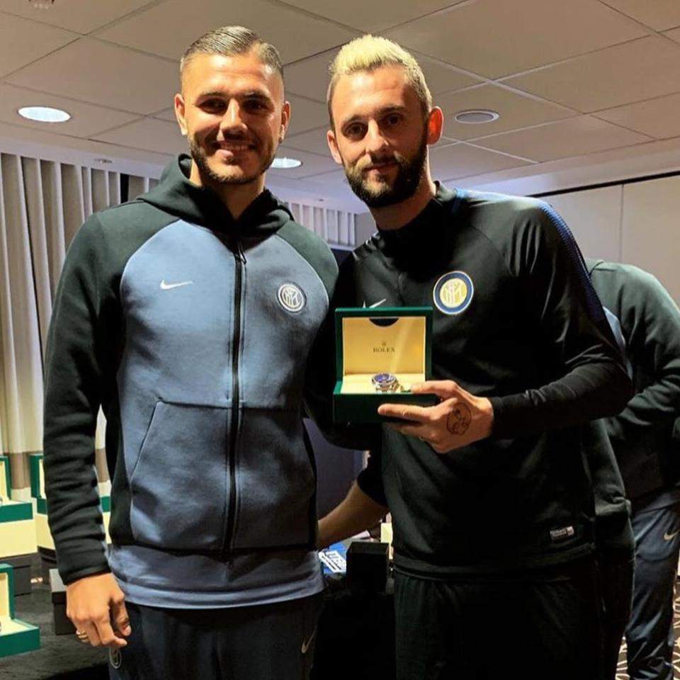 Inter Milan star buys teammates Rolex wristwatches for helping him win top scorer award (photos)