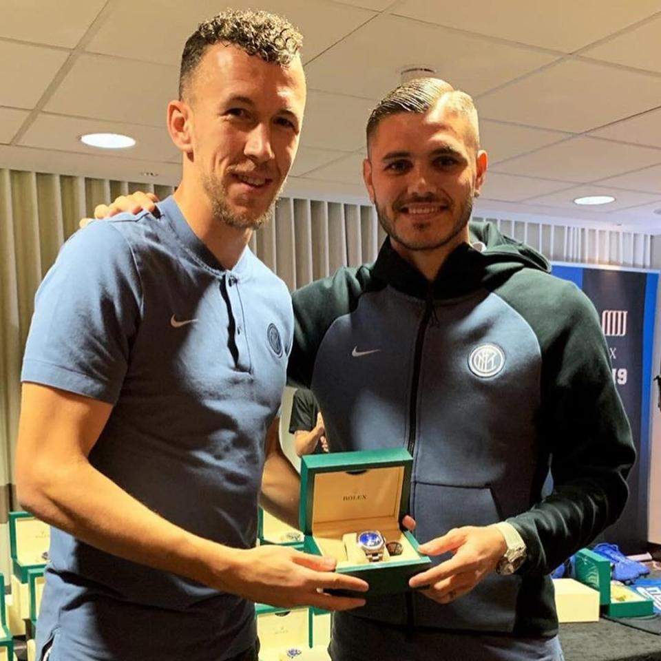 Inter Milan star buys teammates Rolex wristwatches for helping him win top scorer award (photos)