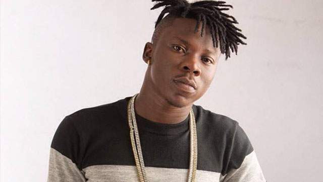 'Everyday someone is stingy, you too stop begging' - Stonebwoy writes