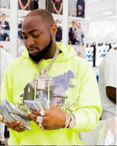 Davido's '30BG necklace' spotted in Lagos traffic, being sold for N4,000