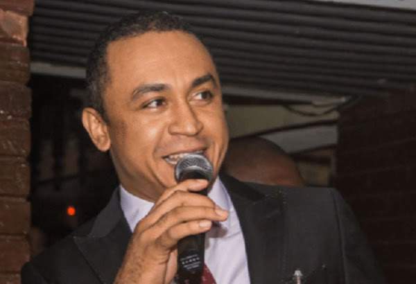 Daddy Freeze mocks Pastor Funke Adejumo for asking to go offline before telling church members to sow a seed (video)