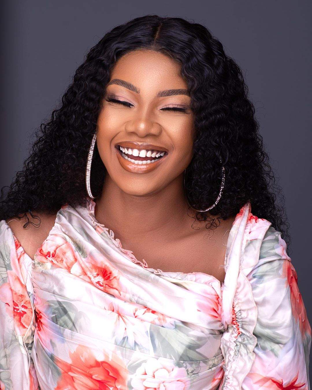 Daddy Freeze smells Tacha's body to confirm if she has body odour (video)