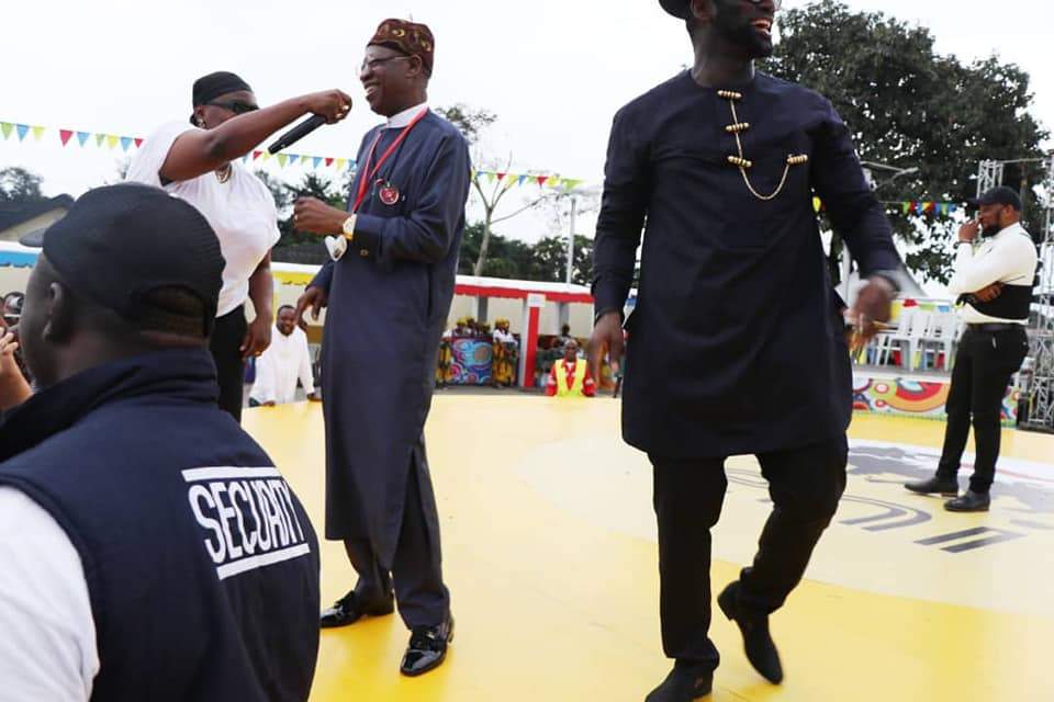 Lai Mohammed shows off his dance moves while Teni performed (photos)