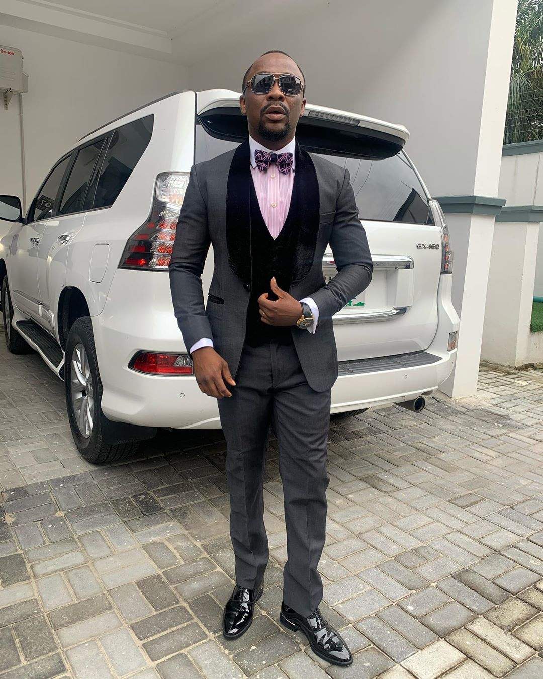 Comedian Ushbebe replies a follower who trolled him for wearing the same pair of shoes in all his photos