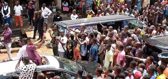 Photos of Pastor Odumeje distributing N4 million to Ochanja Market fire victims as promised