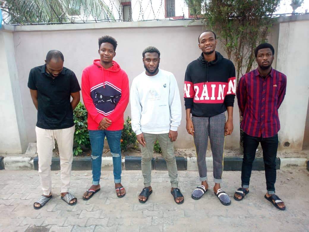 Suspected Yahoo boys all smiles while posing for the camera after court convicts them of cyber crimes (photo)