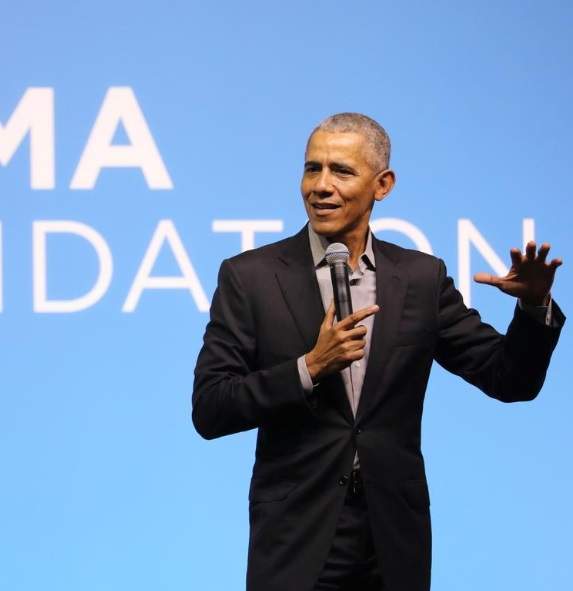 Women make better leaders than men - Barack Obama says