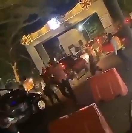 Marlians cause chaos at Eko Hotel as they try to gain entrance to Naira Marley's concert through any means possible