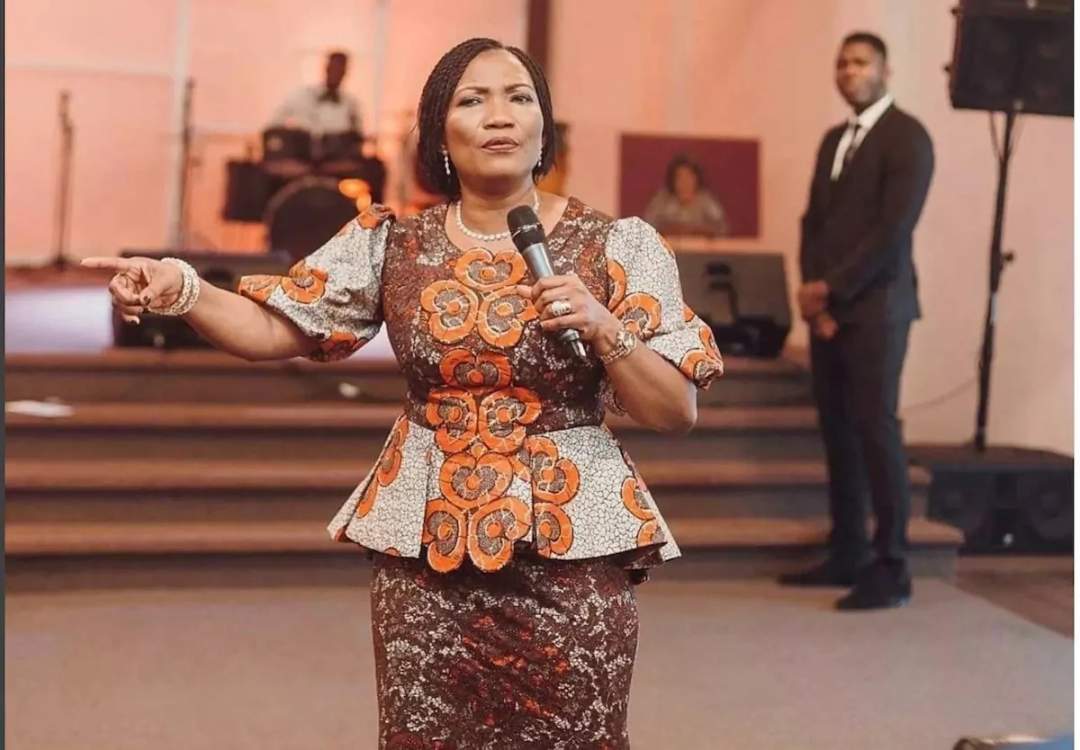 Daddy Freeze mocks Pastor Funke Adejumo for asking to go offline before telling church members to sow a seed (video)