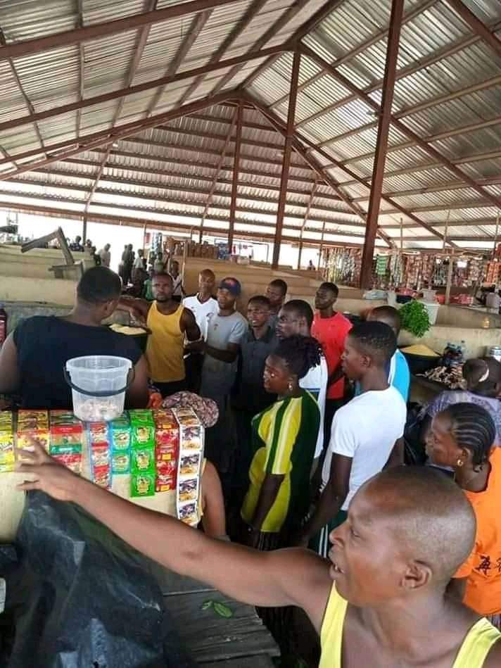 Youths in Bayelsa State storm markets to ensure traders don't inflate prices of food items due to Coronavirus pandemic.