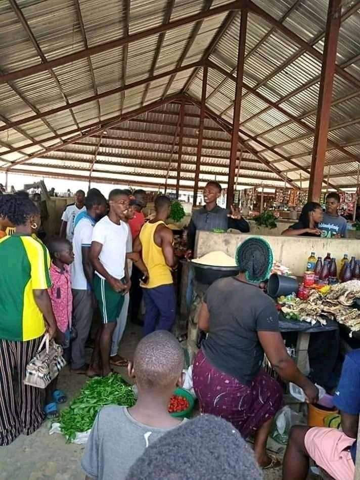 Youths in Bayelsa State storm markets to ensure traders don't inflate prices of food items due to Coronavirus pandemic.