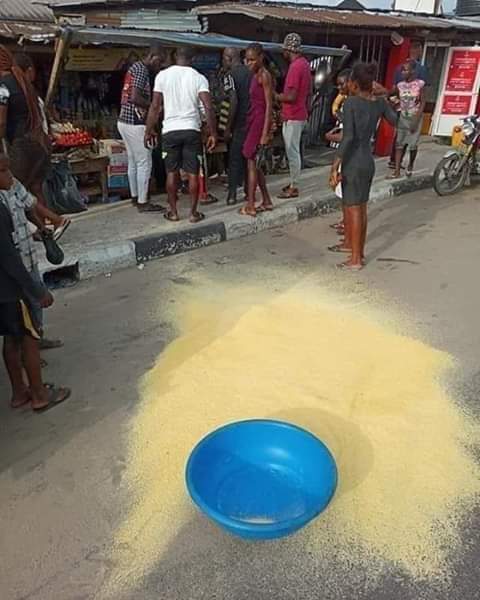 Irate men in Onitsha throw away trader's bowl of Garri because she increased the price (photo)