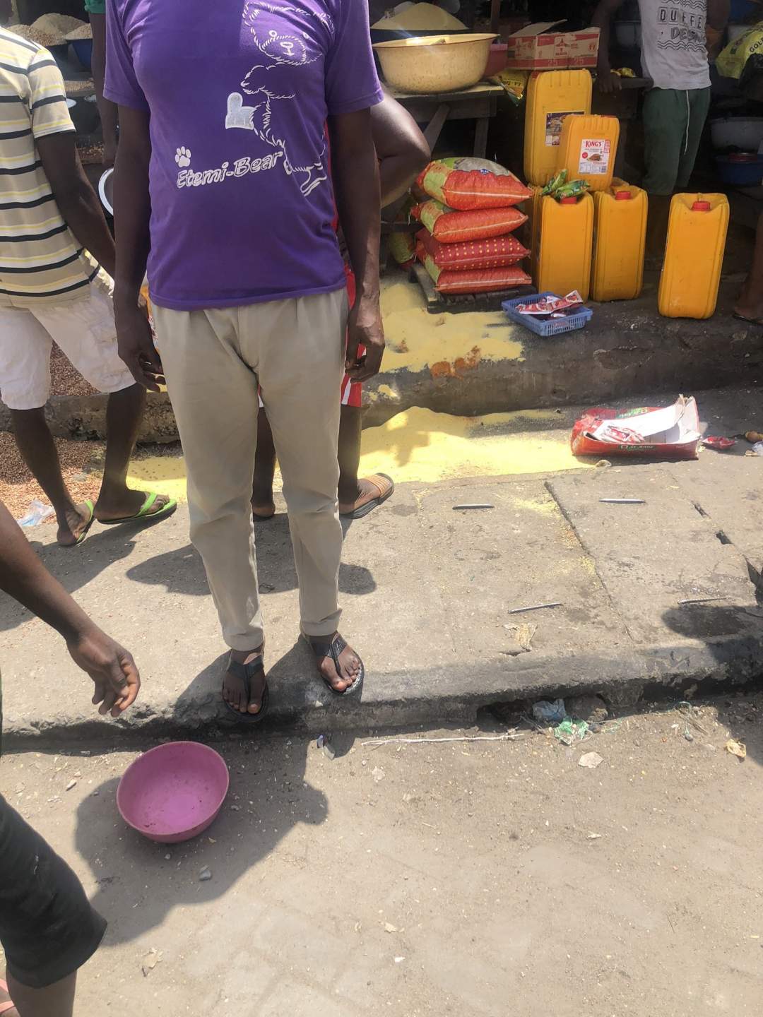 Police storm Obalende market, allegedly destroy food items (Photos)