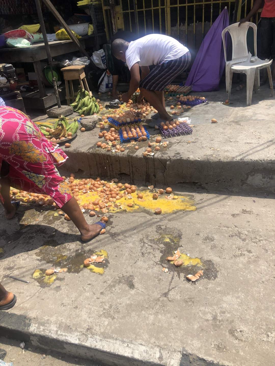 Police storm Obalende market, allegedly destroy food items (Photos)