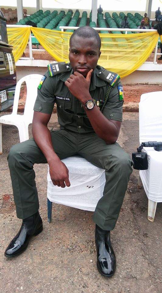 Nigerian police officer narrates how he gave money to a woman who told him about the challenges she's been facing since the lockdown