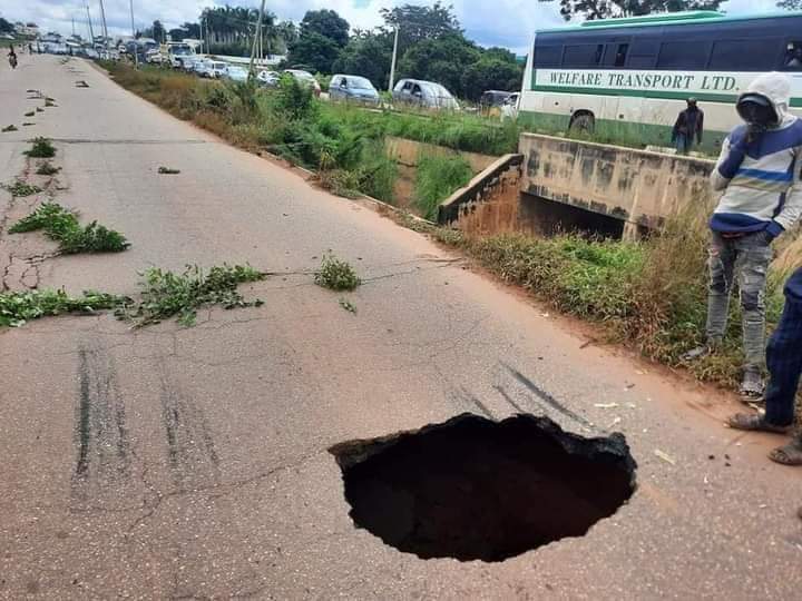 Twitter user raises alarm to the public over deadly sinkhole along the Kaduna-Zaria expressway (Photos)