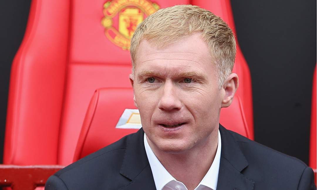 Paul Scholes attacks one Chelsea player after 1-1 draw with Man United