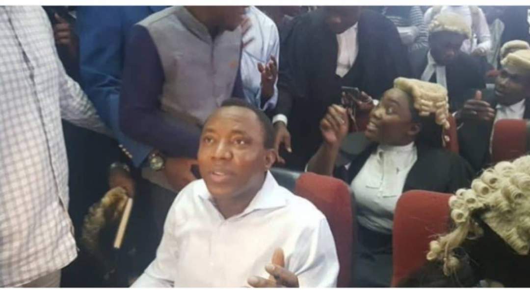 Drama as DSS disrupts court process, chases lawyers, re-arrests Sowore (Video)