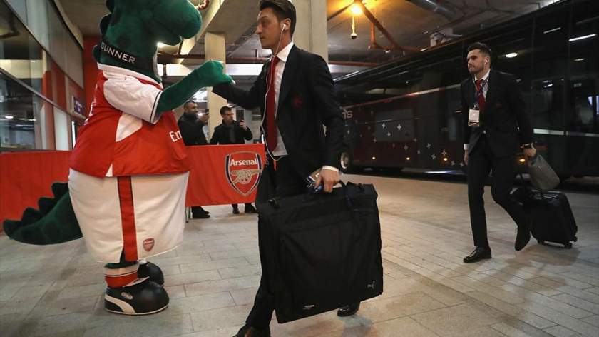 Ozil takes swipe at Arsenal, offers to pay Gunnersaurus' wages