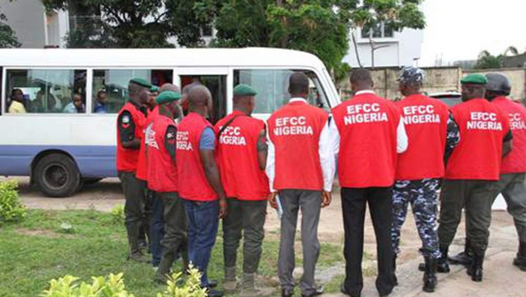 EFCC arrests 'proprietor, students of Yahoo Yahoo school' (Photos)