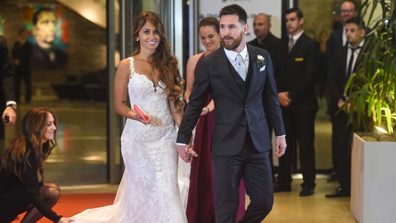 CONGRATULATIONS ! Lionel Messi Weds Childhood Sweetheart - Drop Your Well Wishes [Photos ]