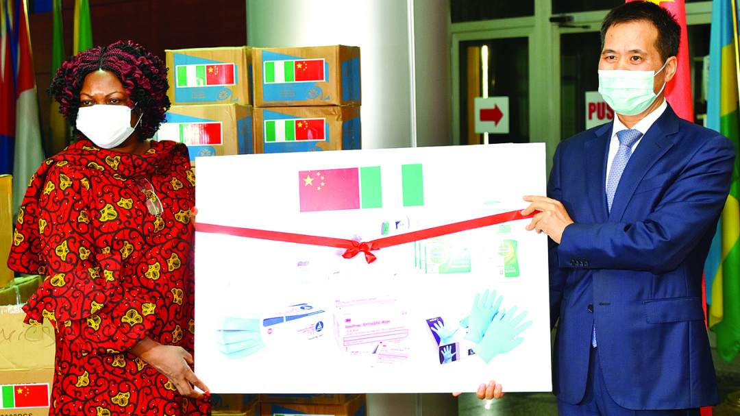 Chinese Ambassador to Nigeria, Zhou Pingjian (R) handing over Medical Protection Kits to the Director of Training and Staff Welfare, Ministry of Foreign Affairs, Mrs Ingikem Ocheni, as part of the embassyís contribution to the fight against COVID-19 pandemic at the Ministry in Abuja on Friday (27/3/20).
01857/27/3/2020/Anthony Alabi/ICE/NAN