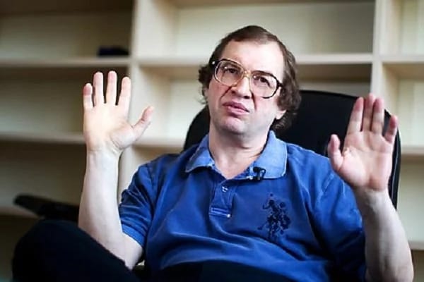 Tension as angry MMM participant goes spiritual, threatens to kill Sergey Mavrodi with strong juju