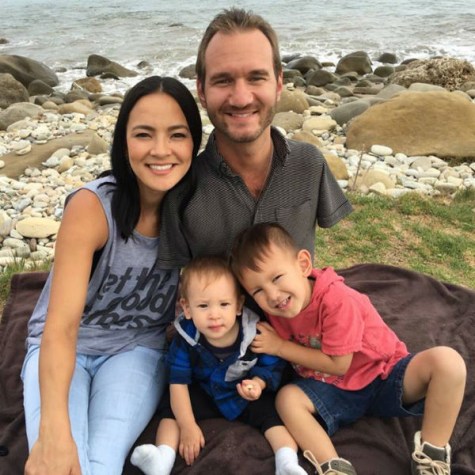 Pastor Nick Vujicic Born Without Legs And Hands Welcomes Twin Girls With Wife