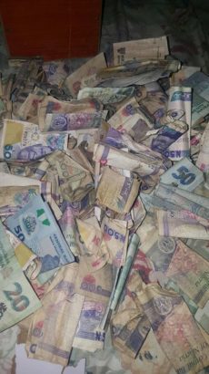 Photos: Nigerian Lady Shows Off Her Money After Breaking Her Piggy Bank