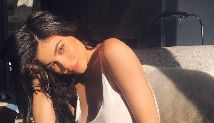 Kylie Jenner Forgets Br@, Poses S3xy In New Photos