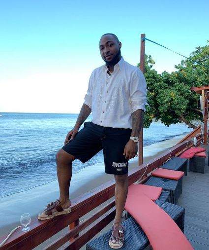 Fans Queue in front of Davido's House to Collect Money