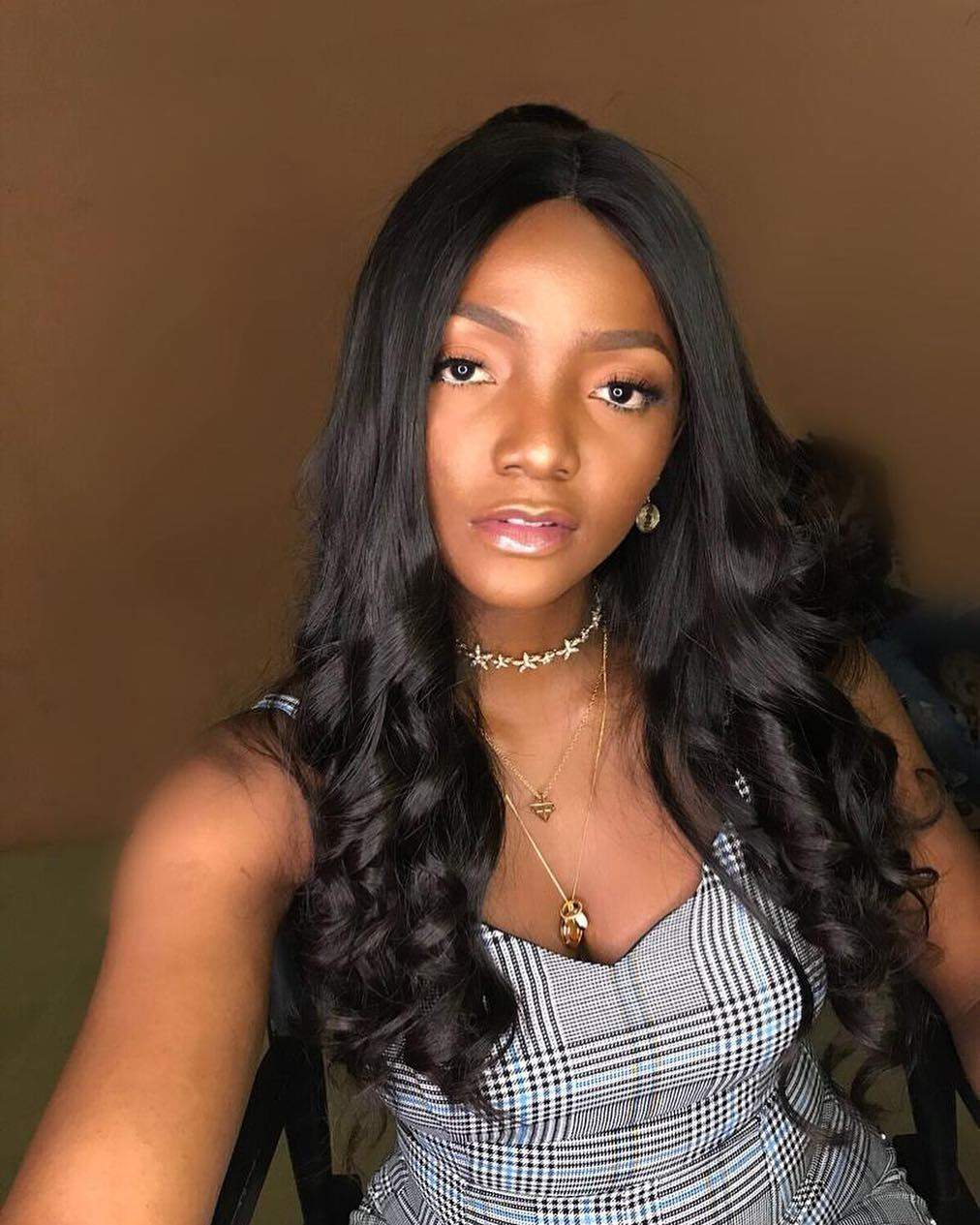 Singer Simi blasts fan who complained about her makeup