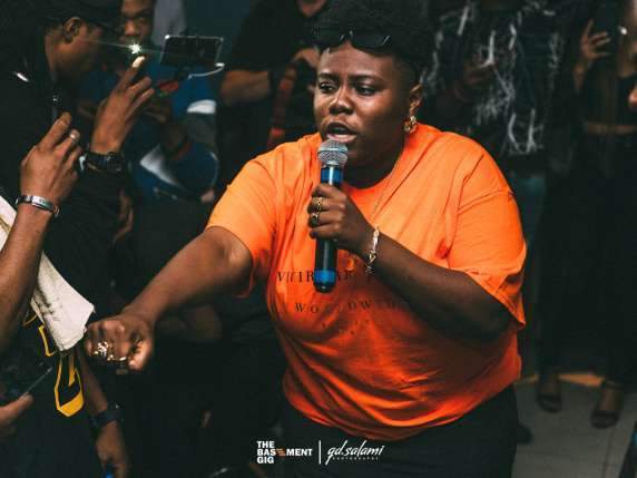 Oh wow! Teni Entertainer transforms as she wears a wig