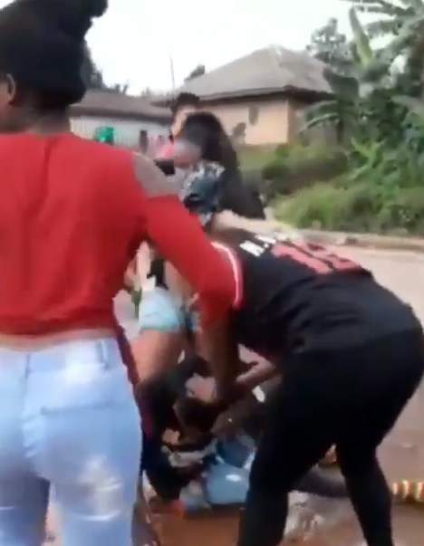 Three ladies team up to beat up a man after they discover he's been secretly dating all of them (Video)