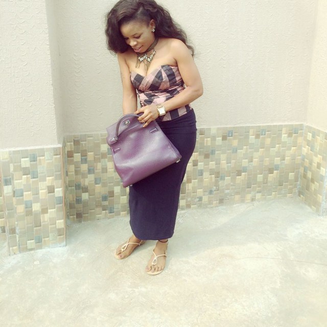 Abuja based slay queen steals her friend's N125,000 iPhone (Photos)