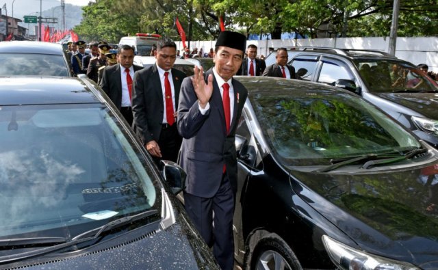 Indonesia traffic jam forces President out of car, treks to state event