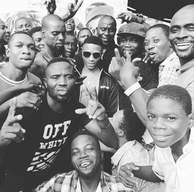 Wizkid visits Surulere, takes fans by surprise