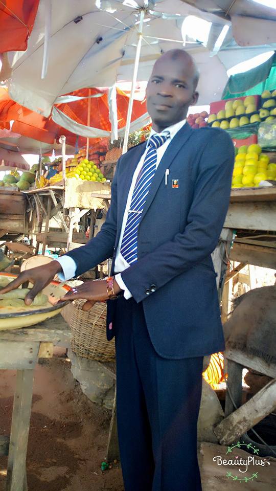 Fruit seller spotted wearing suit in Yola, discloses his reason for doing so..