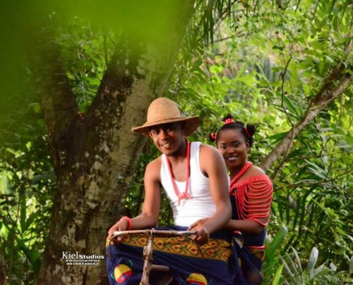 Drunk-In-Love Man Climbs Palm Tree To Profess Love To His Fiancee In Village-Themed Pre-wedding Photos