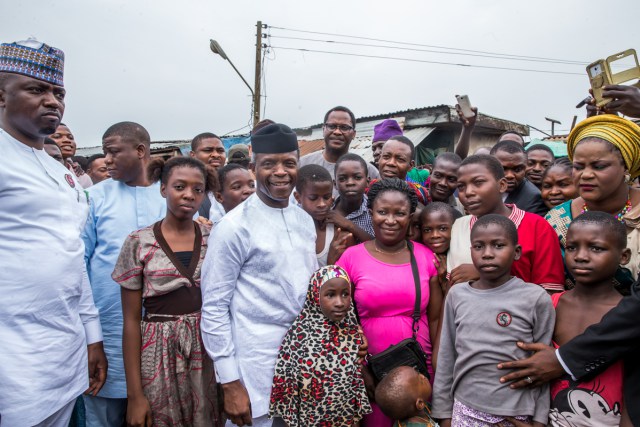VP Osinbajo Makes Surprise Visit To Market In Ogun State, Takes Selfie With Traders, Children