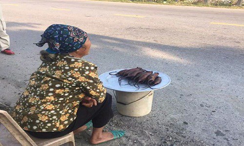 This Photo Of A Woman Spotted Selling 'Tasty' Roasted Rats Has Got A Lot Of People Talking!