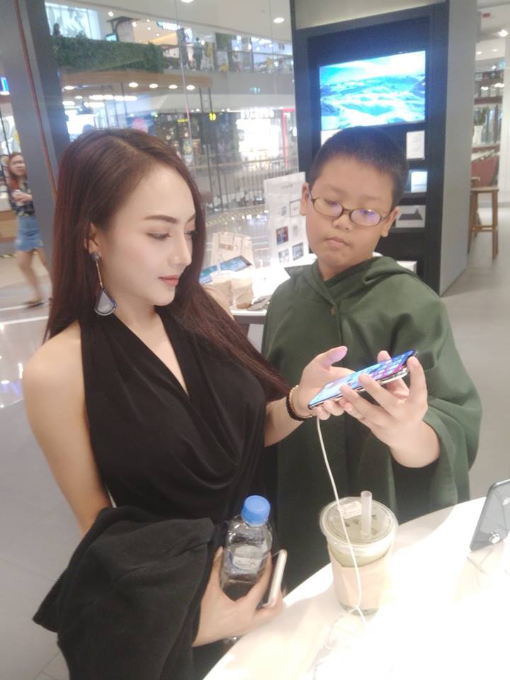 10 year old rich boy dating 22-year-old Famous Pretty Model buys her iPhone X for christmas