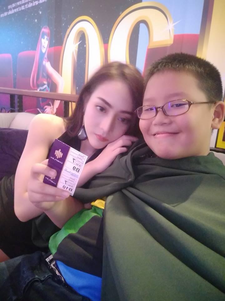 10 year old rich boy dating 22-year-old Famous Pretty Model buys her iPhone X for christmas